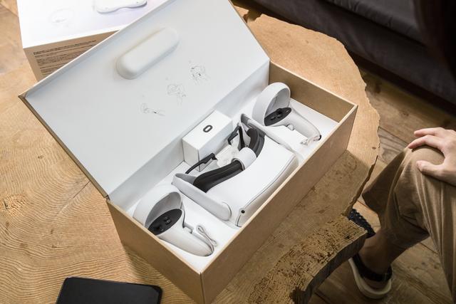 Oculus Quest 2のパッケージを開封