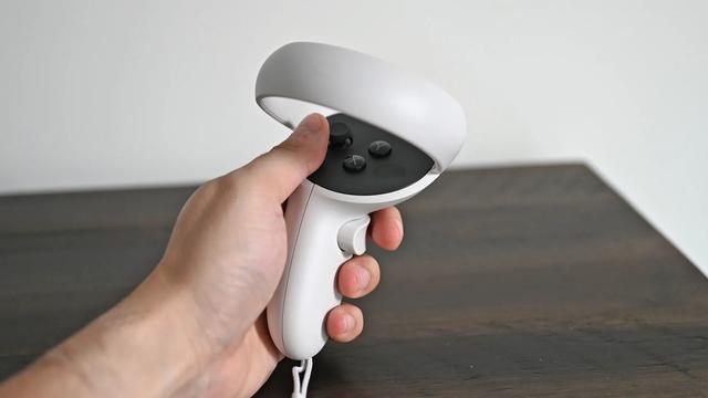 左手に持たれたTouchコントローラー