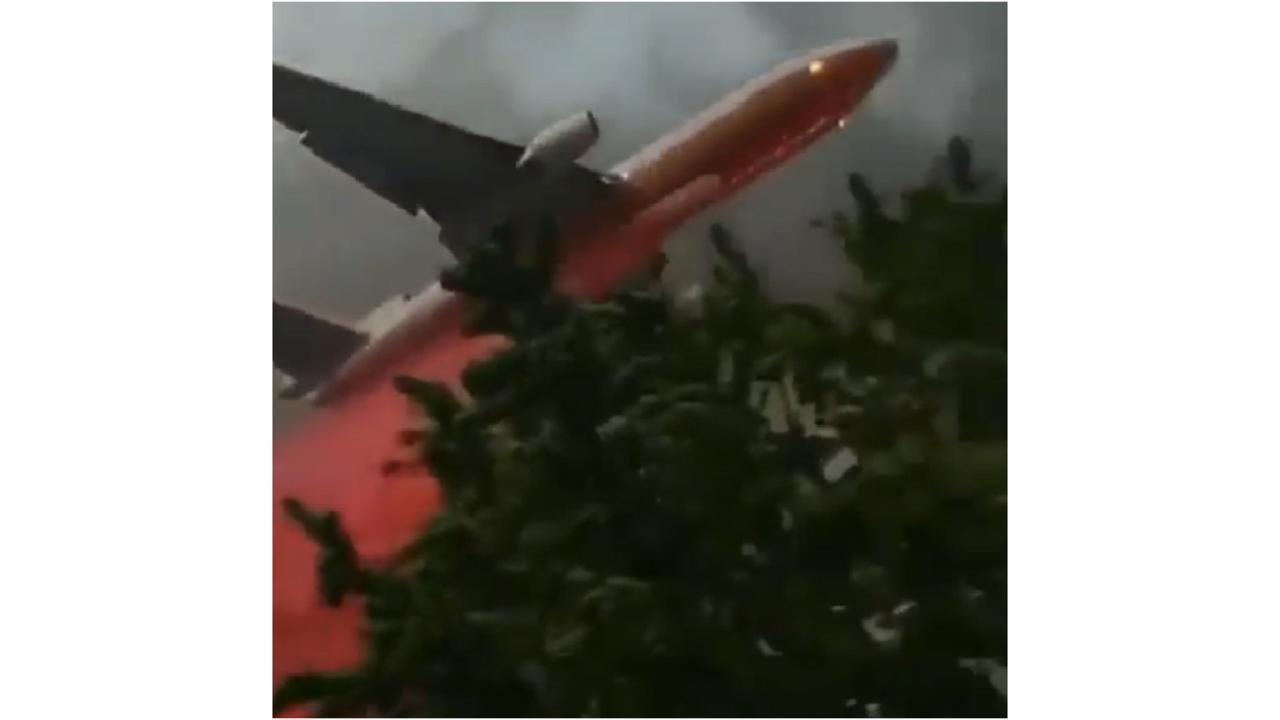 西海岸山火事の空中散布がSF映画のよう。元JAL機も地表スレスレです