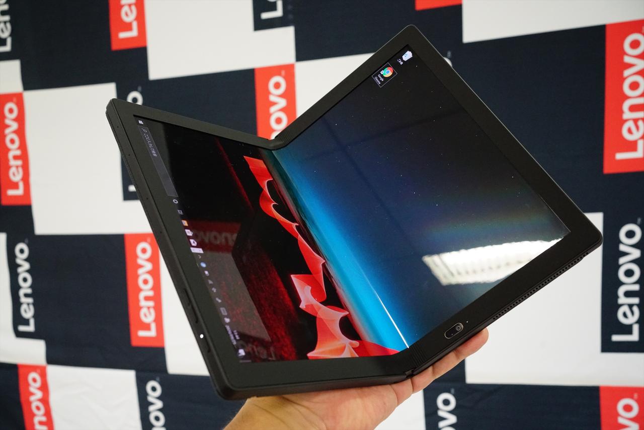 開いてiPad Pro、畳んでiPad。世界初の画面折りたたみPC｢ThinkPad X1 Fold｣が絶妙サイズすぎる