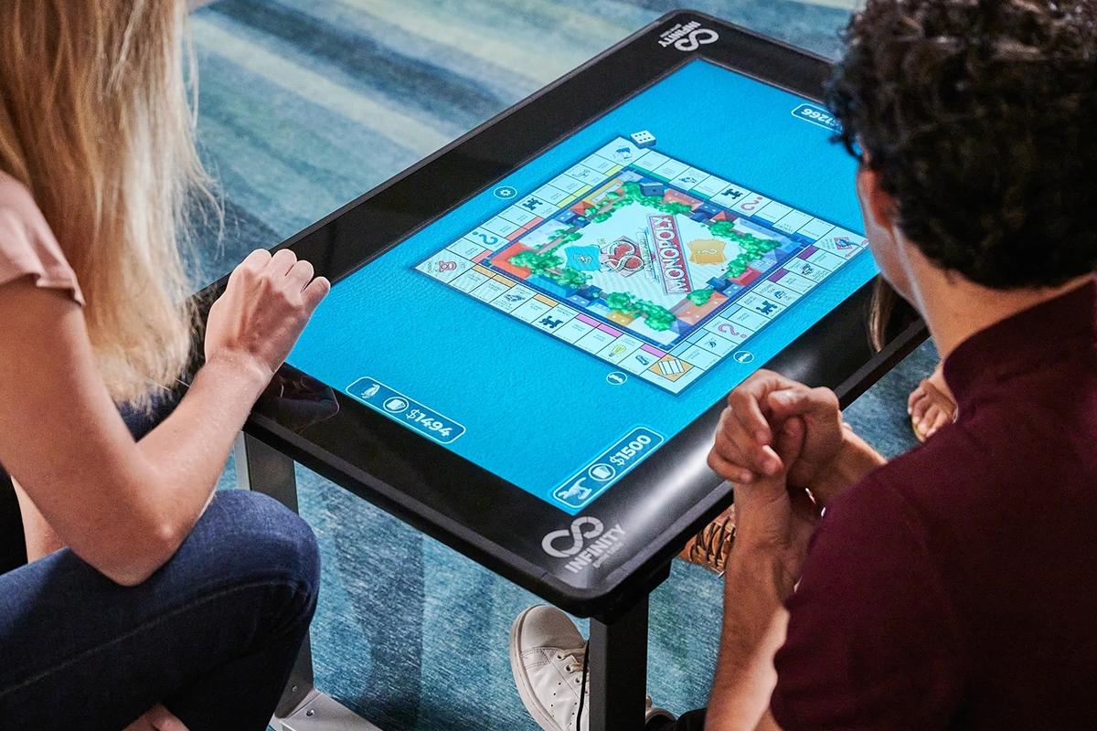 50種以上のボードゲームをタッチ操作で遊べるテーブル「Infinity Game 