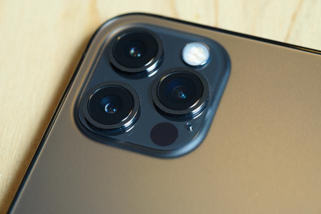 101019iPhone12stack-02
