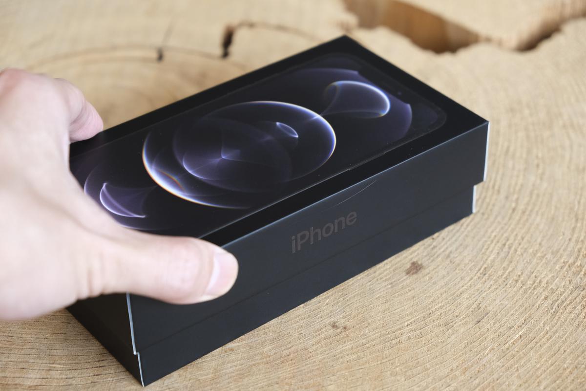 キミ、13年ぶりに痩せた？ iPhone 12の箱がかなりコンパクトになってる 