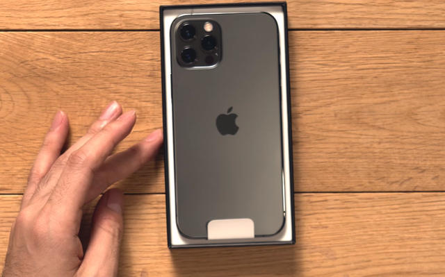 iPhone 12シリーズはSIM2枚挿しでまだ5G使えないよ。年内アプデまで待