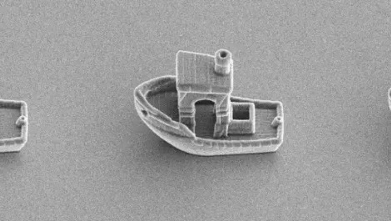 物理学者が3Dプリントした世界最小の船は、ヒトの髪の中を航行する