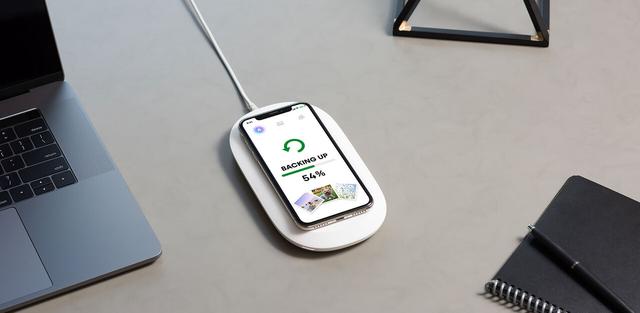 ixpand-wireless-charger-iphone