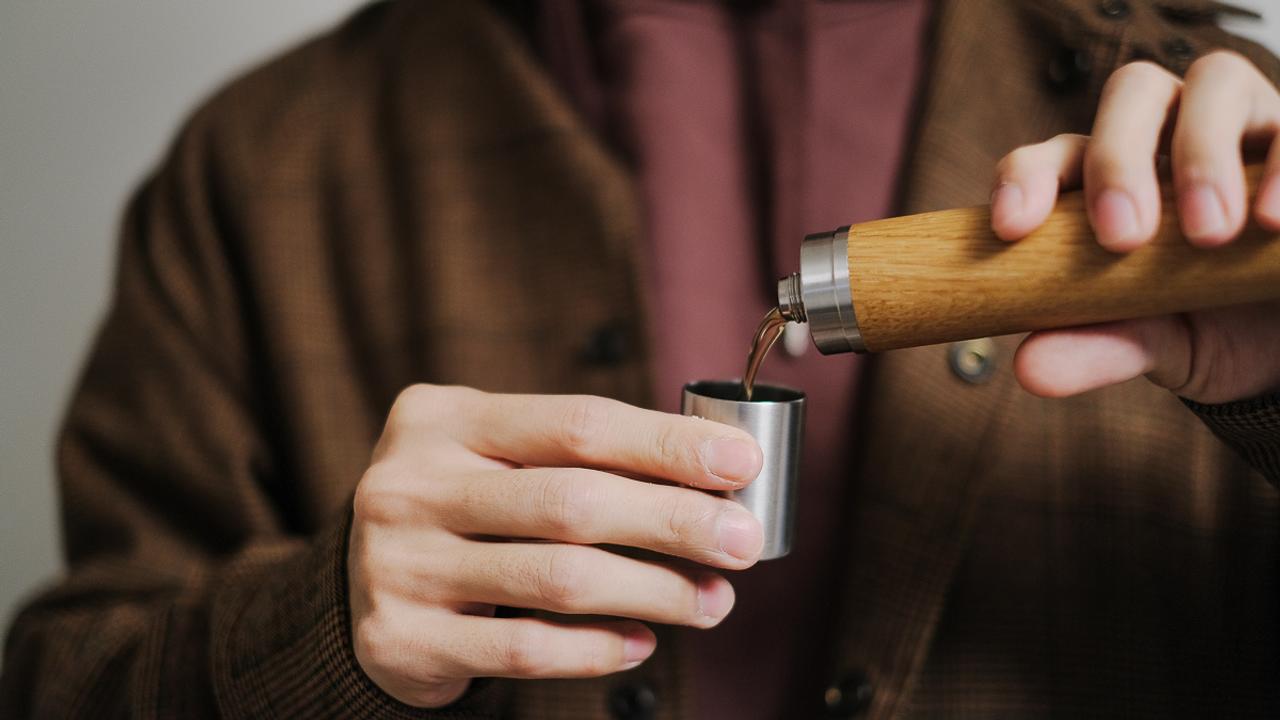お酒をオシャレに持ち出せる！ オーク材製スキットル｢Kole Flask｣を使ってみた