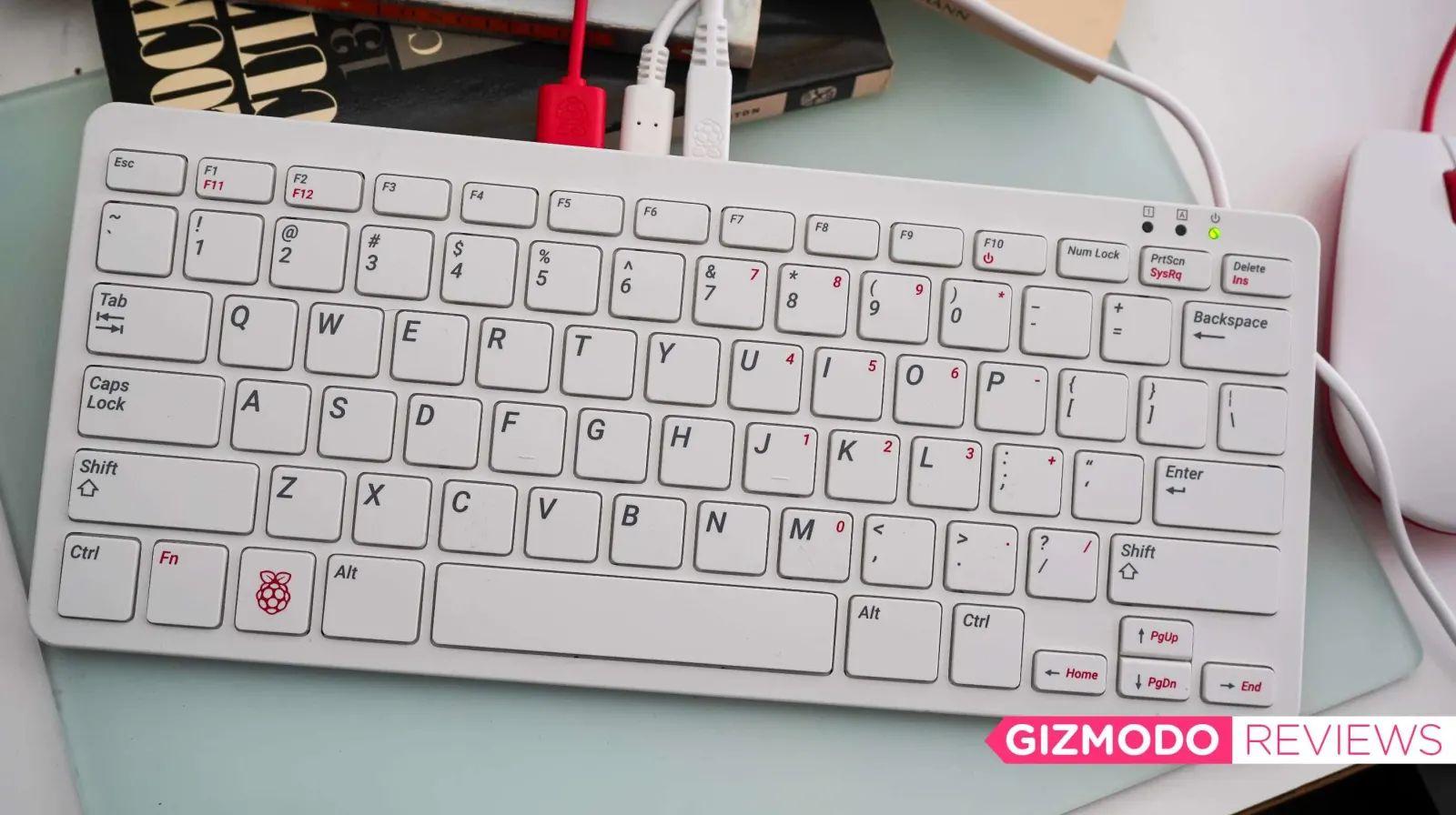Raspberry Pi 400｣はキーボードにパソコンが入った約1万円の偉業