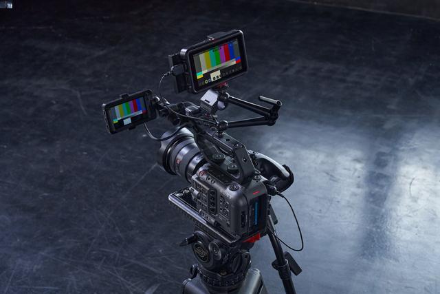 ilmefx6_Situation_Image_A_5_Tripod_wz_external_recorder-Mid