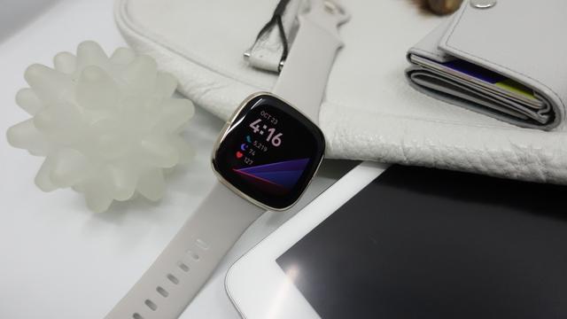 Fitbit Versa 3とSenseにGoogle アシスタントがきたよ | ギズモード