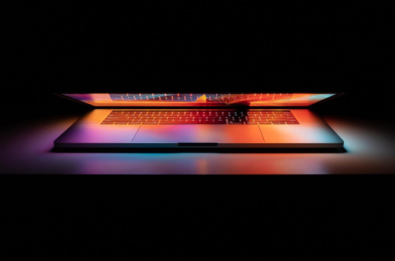真のマットブラックなMacBookが将来登場するかも