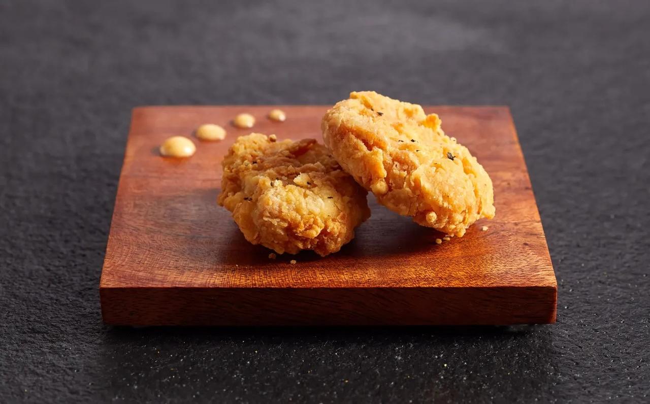 シンガポールが人工鶏肉の販売に世界で初めてGOを出す