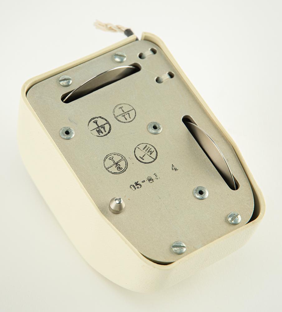 1968年に発表された世界初のマウス、3ボタン｢X-Y｣マウスが競売に