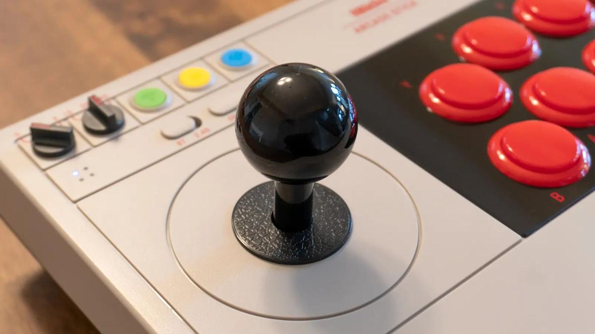 レトロな外見に、レトロな音と手応え：8BitDo アーケードスティック 