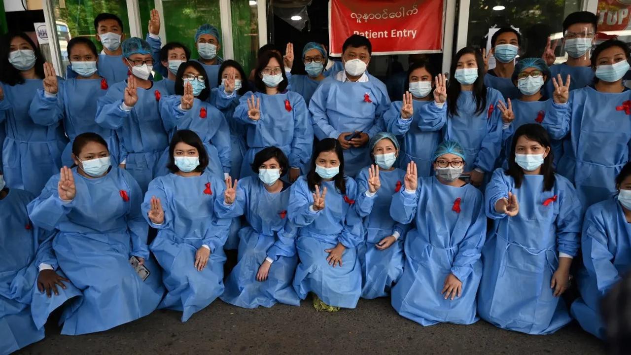 軍事クーデター下のミャンマー市民が、映画『ハンガー・ゲーム』の3本指サインで無言の抗議