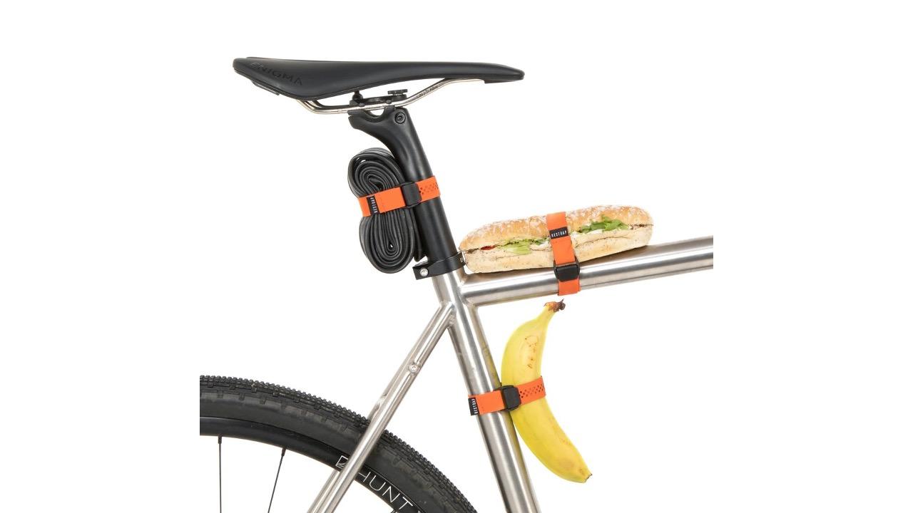 荷物も交換チューブも…バナナも？ 自転車に何でも固定できるストラップ