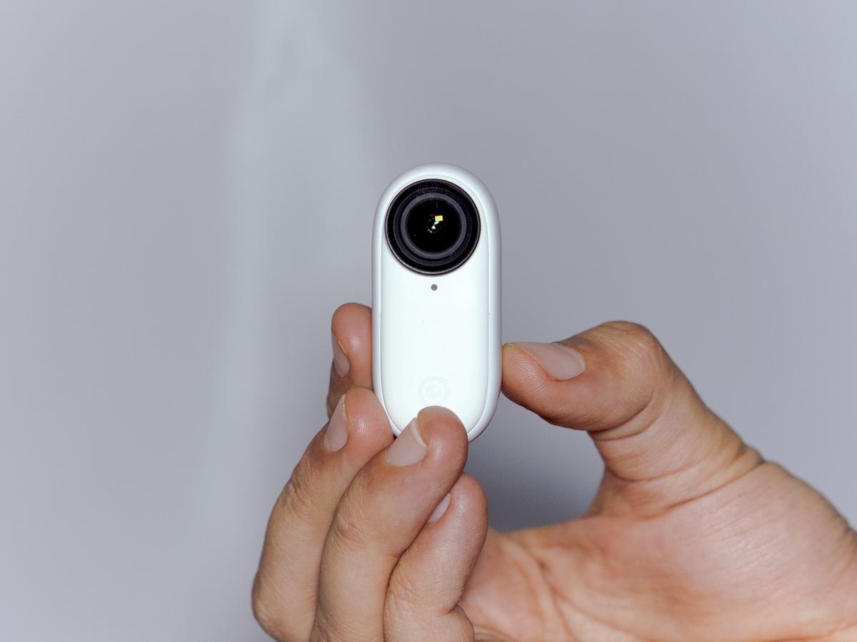 1つで三役。親指サイズのアクションカム「Insta360 GO2」はケースが 