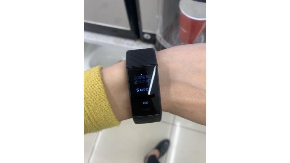 手首で「ピピッ」と支払えるってすごく楽！ Suica対応「Fitbit Charge4