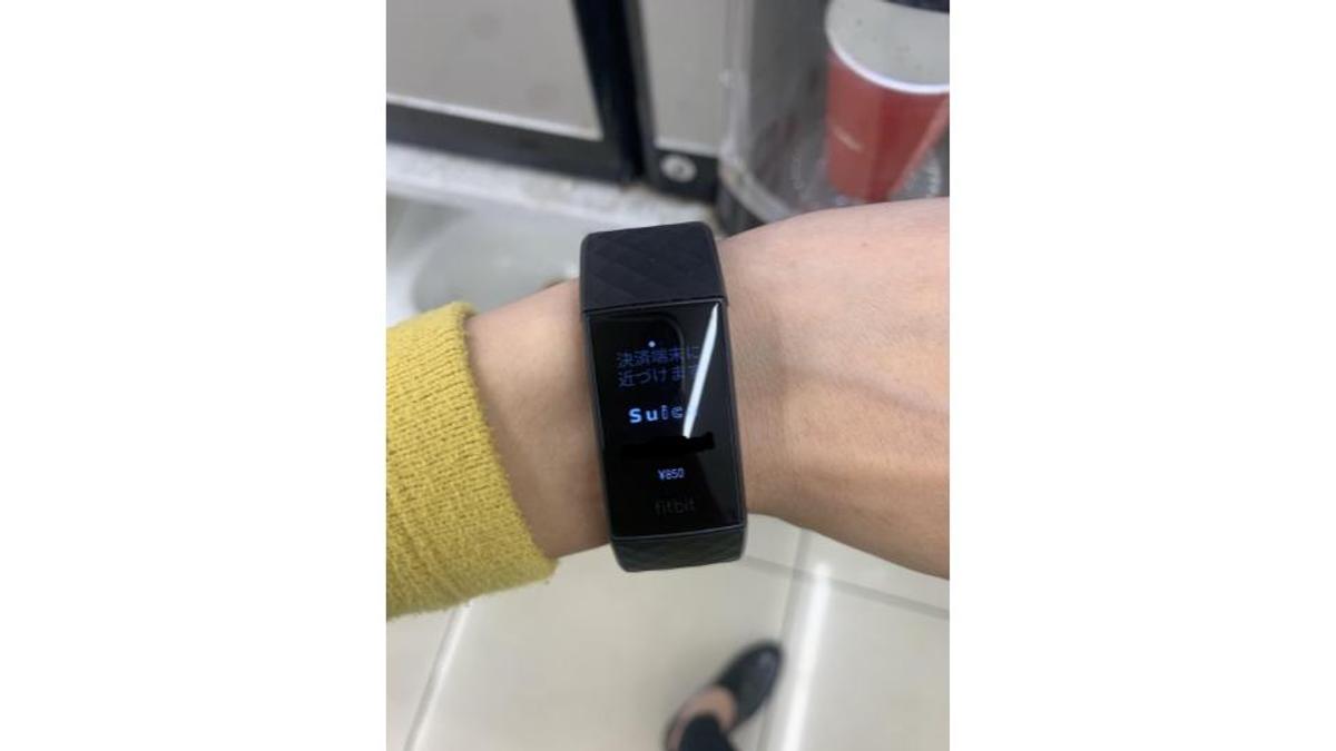 手首で「ピピッ」と支払えるってすごく楽！ Suica対応「Fitbit Charge4 