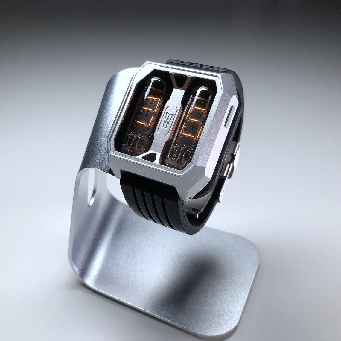 70年代の旧ソ連製ニキシー管を使ったシブい手作り腕時計。お値段6万 