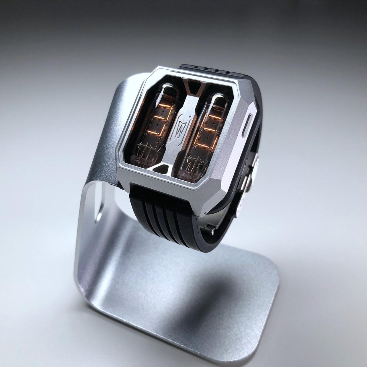70年代の旧ソ連製ニキシー管を使ったシブい手作り腕時計。お値段6万7000円！