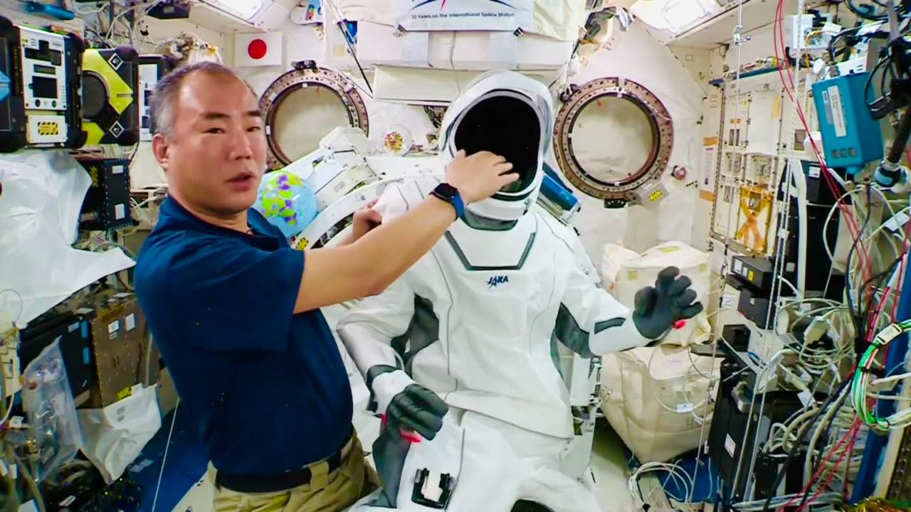 股から被ってテフロン加工!? ISSの野口聡一さんがSpaceXの宇宙服を