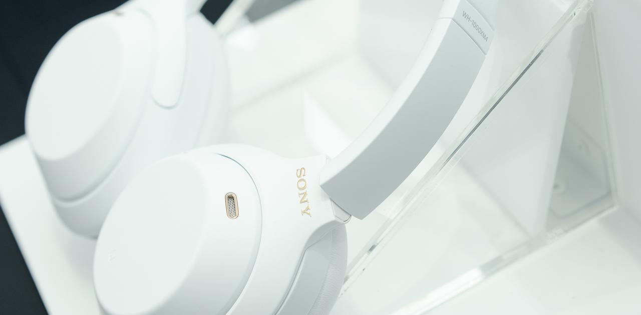 驚きの白さ。定番ノイキャンヘッドホン｢ソニー WH-1000XM4｣の限定 