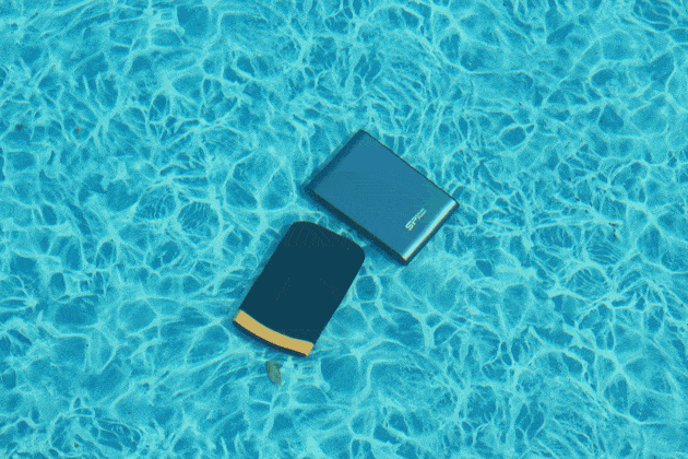 portable-hard-drive-water-submerge