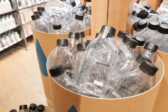 無印良品が ペットボトル容器を廃止 あえて 売れづらいアルミ缶 に素材を変えた理由とは ギズモード ジャパン