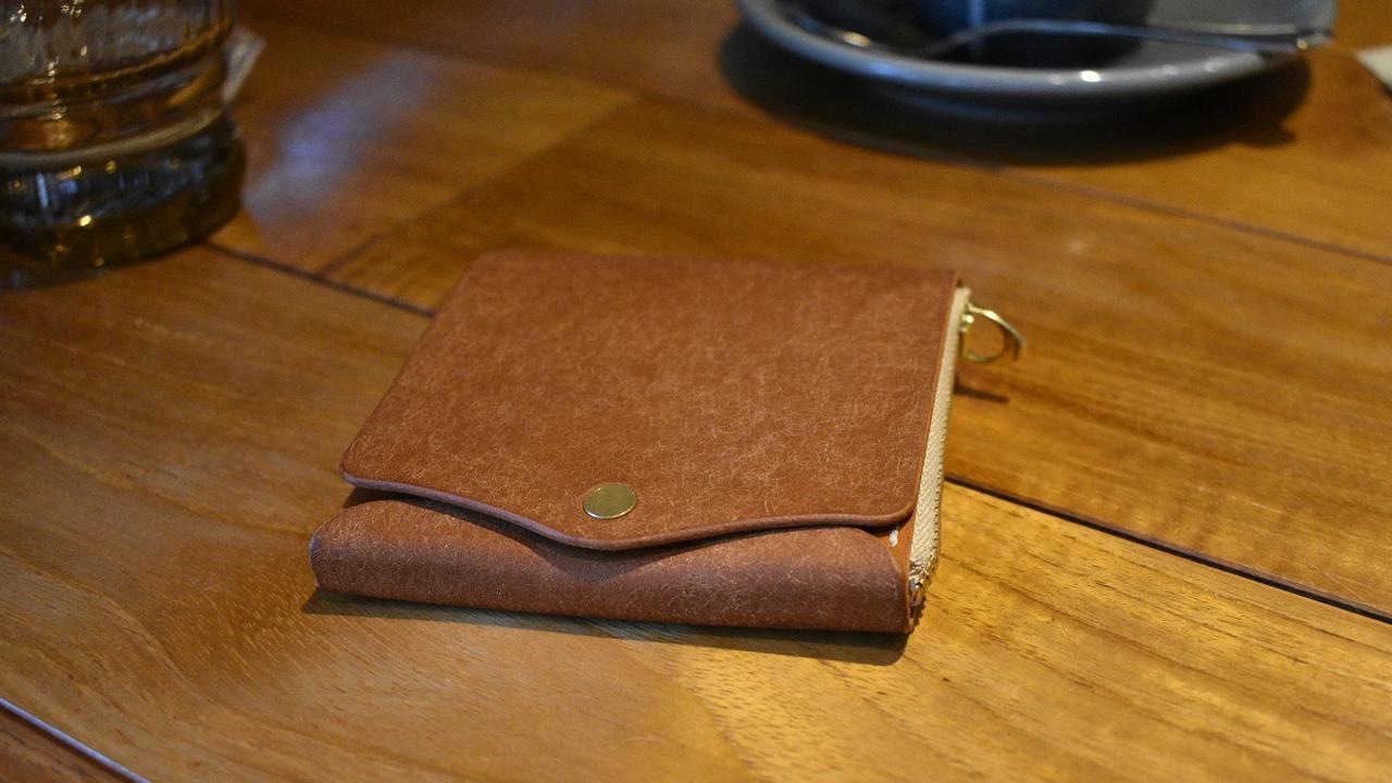 革の質感とエクスペリエンスが育まれるミニマム財布｢Saku｣を使ってみた！