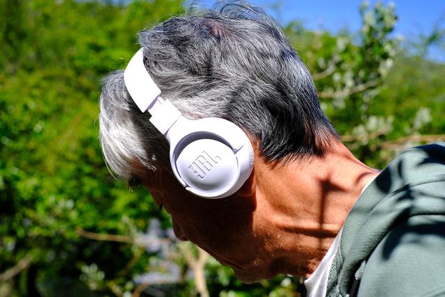 210510_jbltunereview_jjoutdooruse