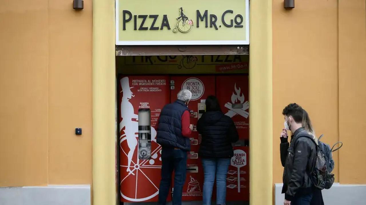 ピザの自動販売機が本場ローマでデビューするも、住民からの反応は…?