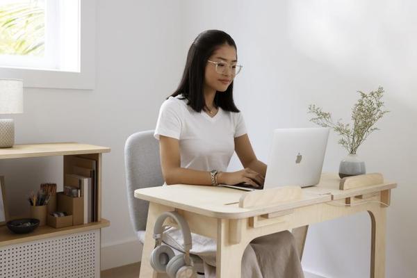 リモートワークするのにちょうどいいデスクとチェア、どちらも5分でご 