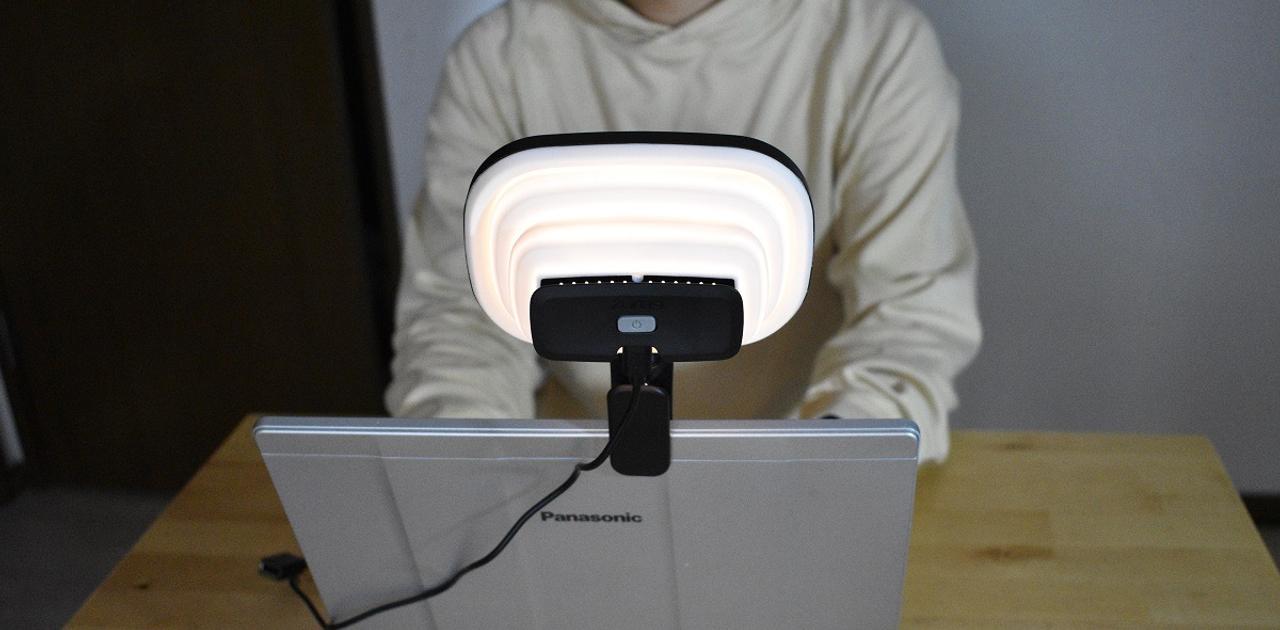 Web会議で顔色を明るく映すPC取付LEDライトが登場 | ギズモード・ジャパン