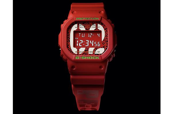 G-SHOCKの定番「DW-5600」、真っ赤なエヴァ弐号機THE BEASTモデルで