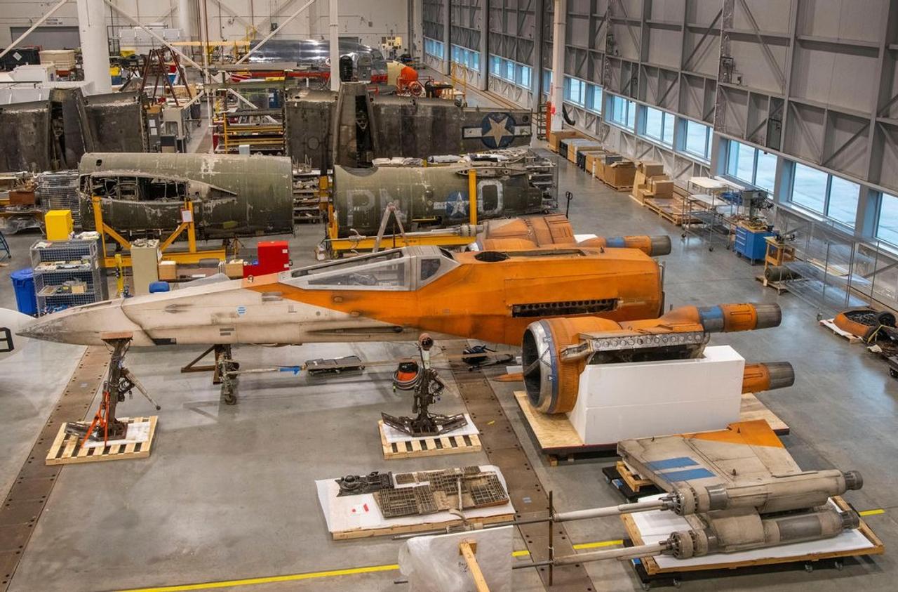 絶賛組み立て中。スミソニアン国立航空宇宙博物館に『スター・ウォーズ』のXウイング戦闘機を展示へ