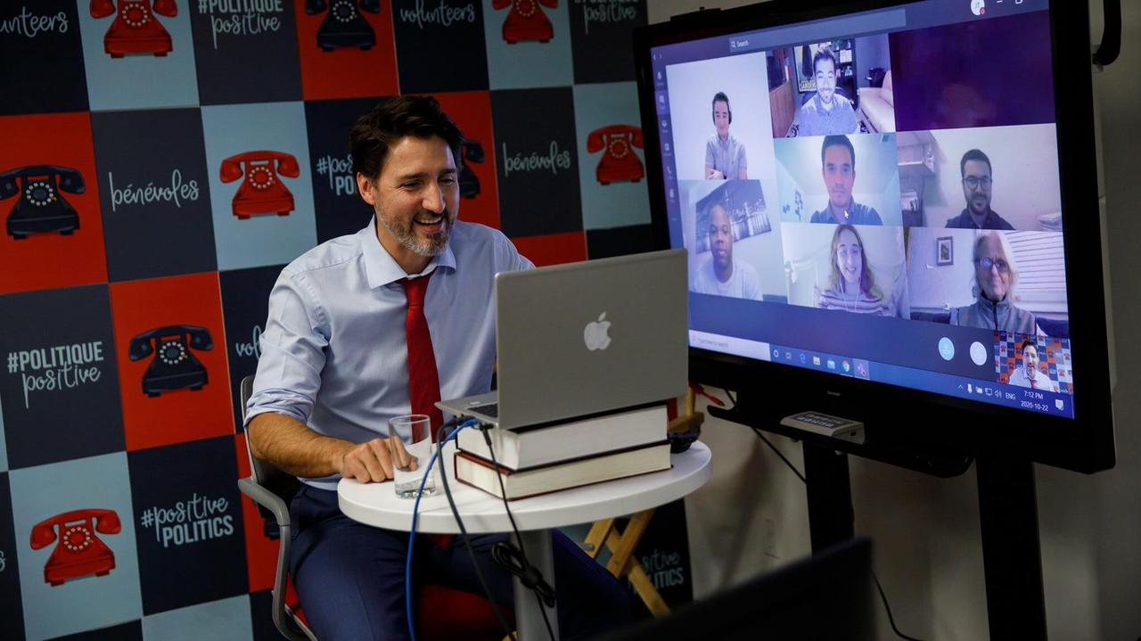 カナダの首相のパソコン、WindowsにAppleステッカー貼ってない？