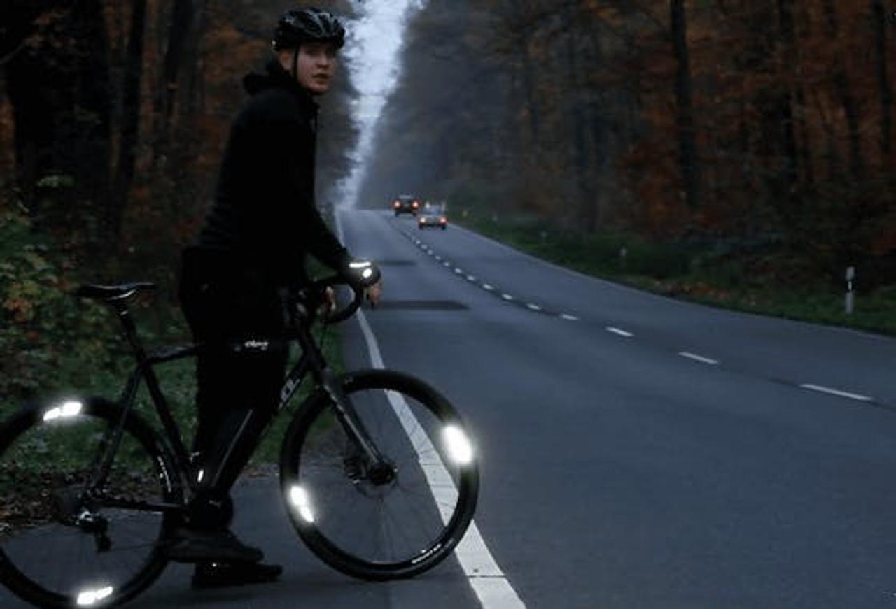 自転車の夜道の安全性をアップ！ 広角で光る｢FLECTR｣を試してみた