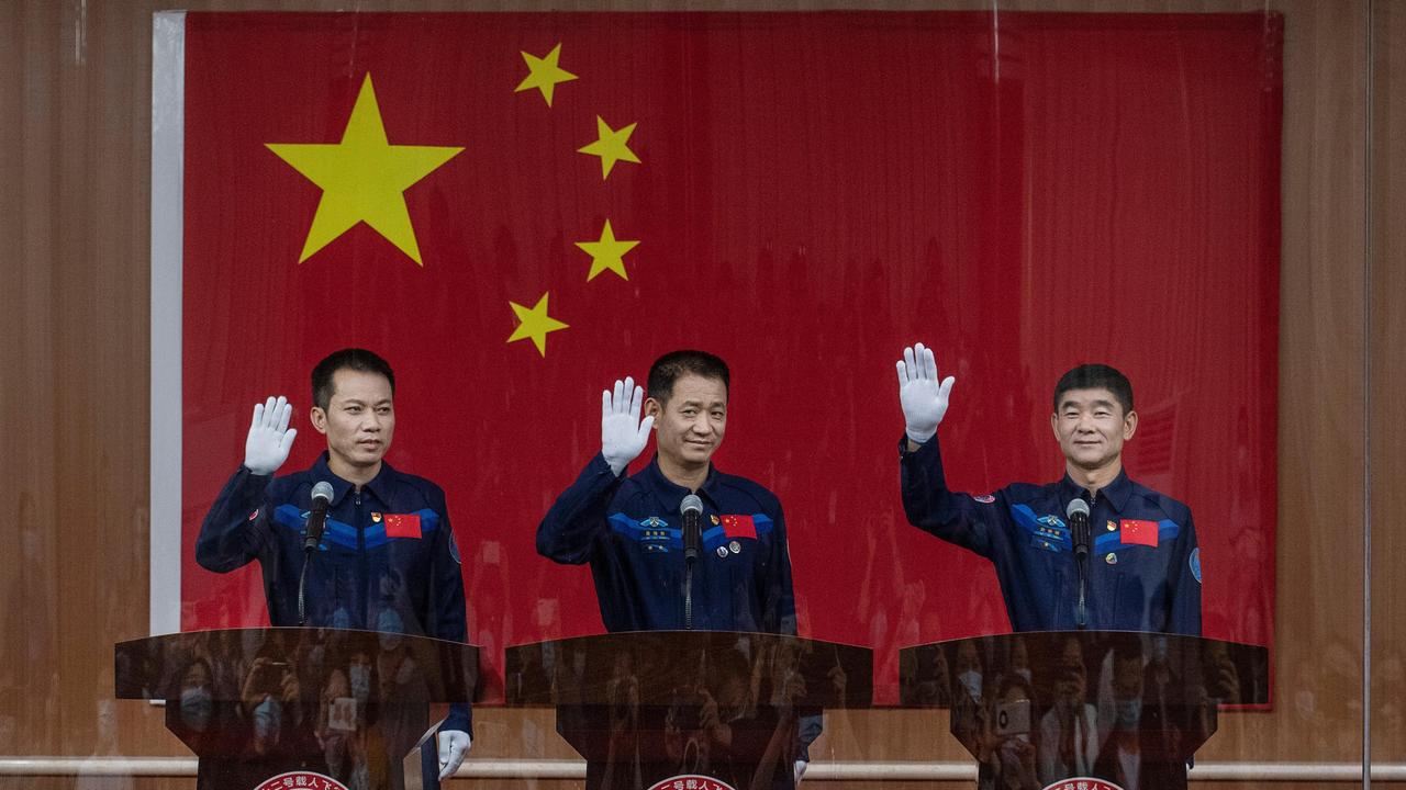 中国、新宇宙ステーションへの最初の乗組員を打ち上げ