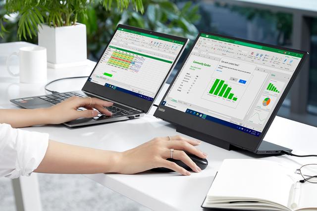 ケーブル一本で使いやすい。薄くて軽い15.6型モバイルモニター 