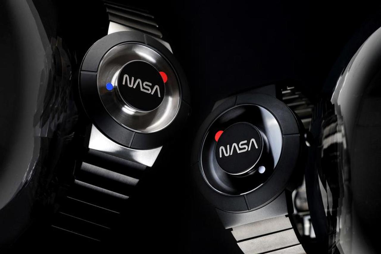 宇宙を表現。NASAのロゴを作ったデザイナーが手掛けたミニマムな腕時計