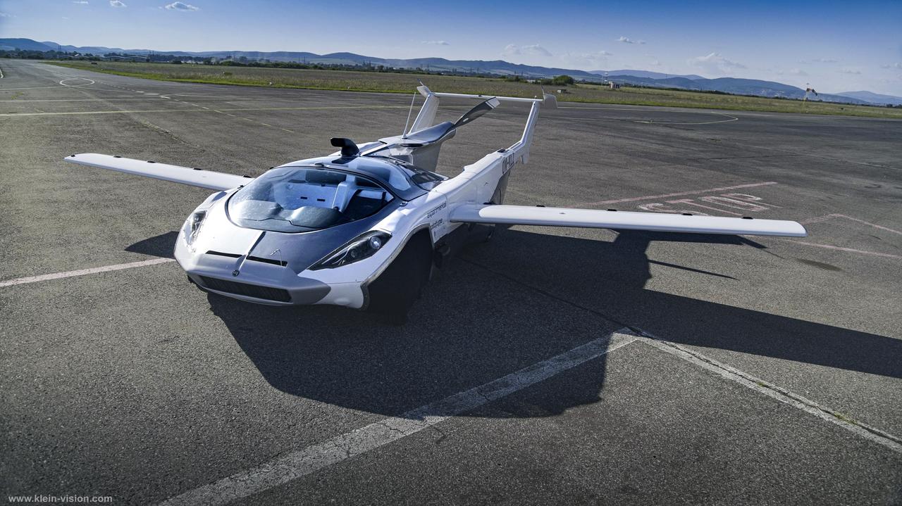自動車が空飛んでる！ 飛行機にトランスフォームする｢AirCar｣が都市間飛行に成功