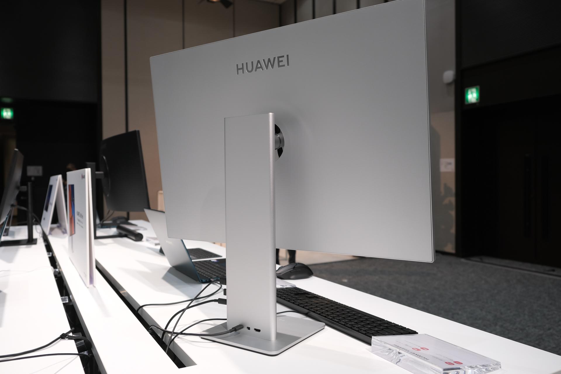 圧巻、そして全部盛り。スピーカー&マイク搭載の34インチ曲面 圧巻、そして全部盛り。スピーカー&マイク搭載の34インチ曲面