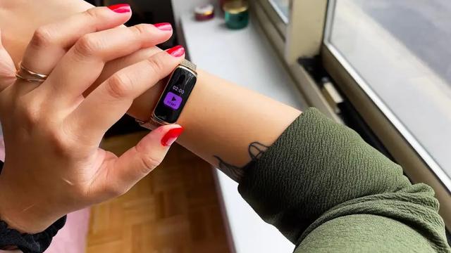 オシャレで軽いフィットネストラッカー。毎日でもつけたい｢Fitbit Luxe