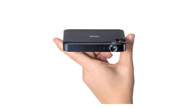 小さいは正義。PCもスマホも画面を投影するポケットサイズの小型 
