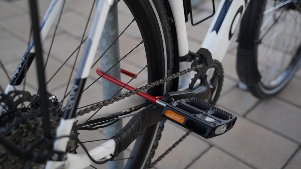 こりゃ賢い。自転車の盗難防止にペダルをU字ロックにする施錠システム｢ET-one｣