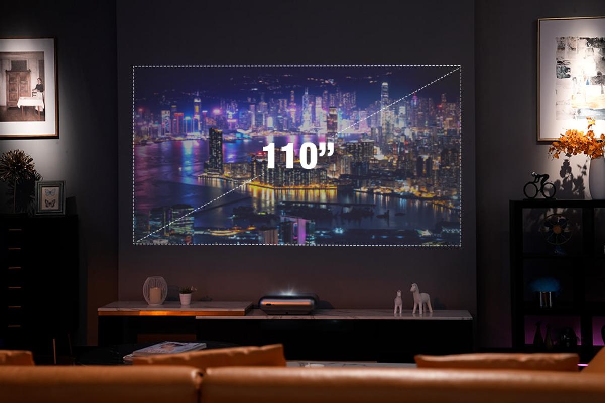 これさえあればテレビ要らず。壁面のほぼ真下から投影する110インチ 