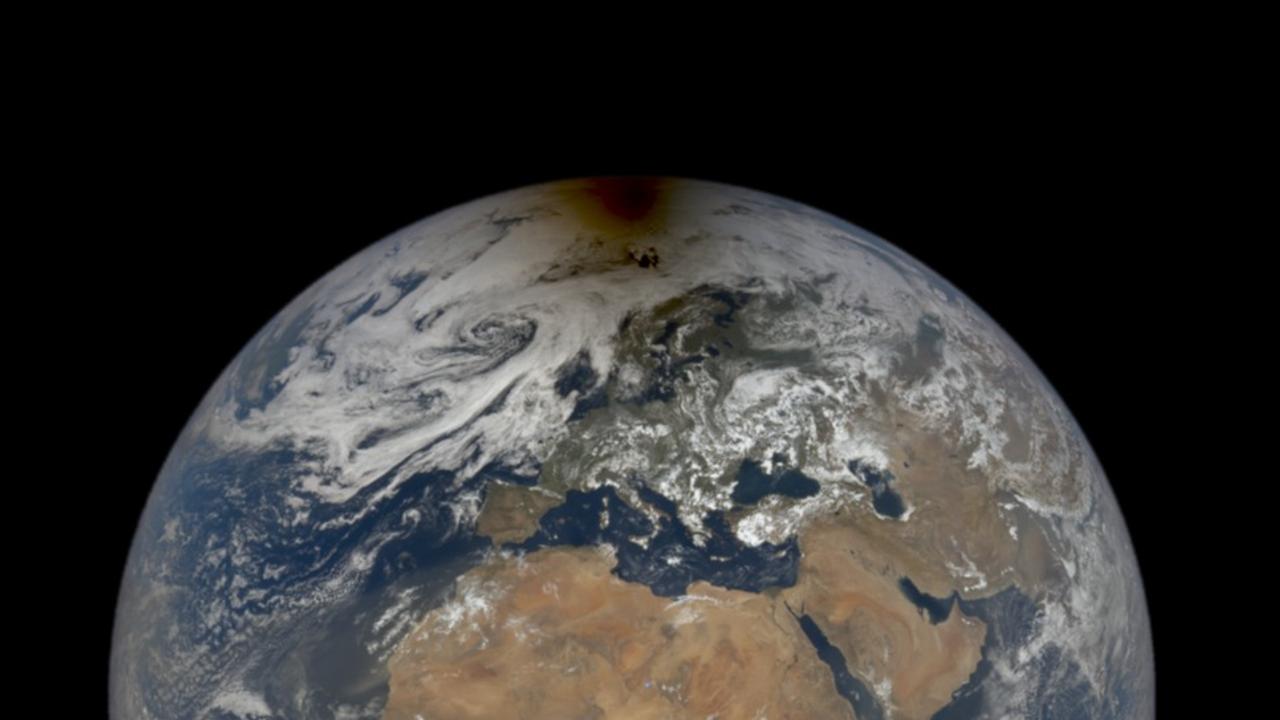 NASAが日食中の地球に浮かんだ月影の写真を公開