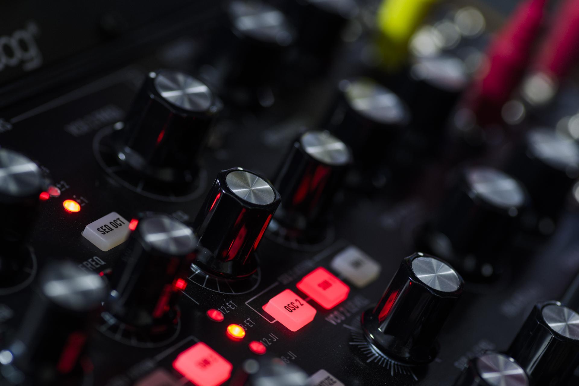 Moog DFAM アナログシンセサイザー Moogの最新アナログシンセは、超ファンキーなドラムになる
