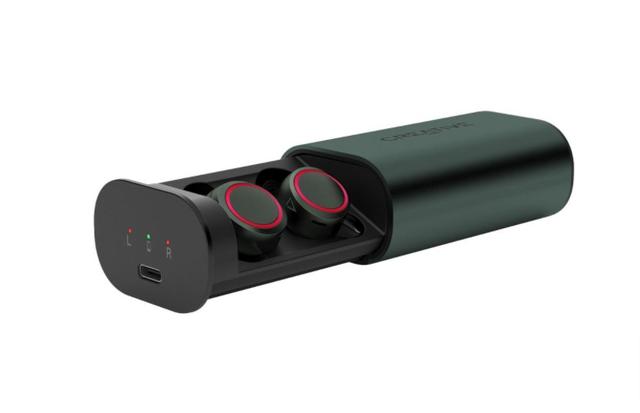 青く光るリングが目印 外音取り込みやワイヤレス充電に対応したクリエイティブの完全ワイヤレスイヤホン ギズモード ジャパン